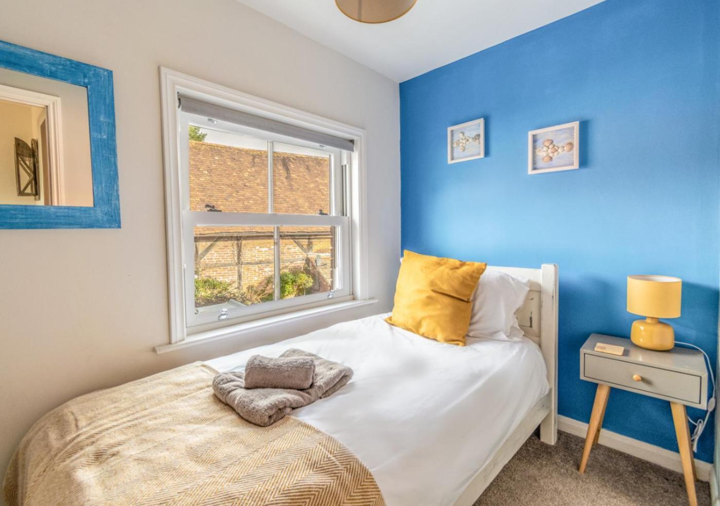 Stylish 2 Bedrooms Cosy & Bright Cottage, Pet Friendly, Sleeps 5, Titchfield Village - Summer Special Offer!! - By Blue Puffin Stays Bagian luar foto