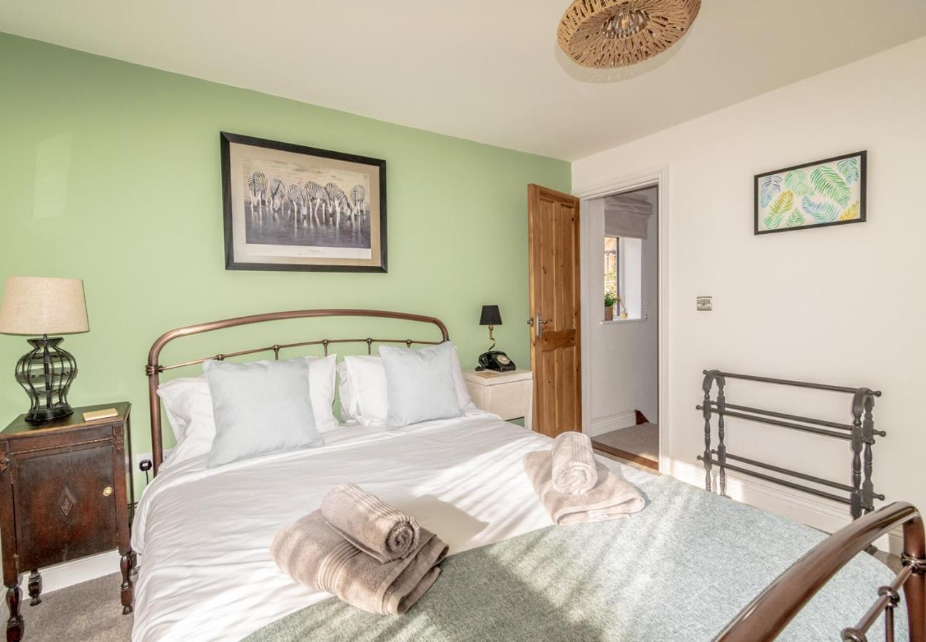 Stylish 2 Bedrooms Cosy & Bright Cottage, Pet Friendly, Sleeps 5, Titchfield Village - Summer Special Offer!! - By Blue Puffin Stays Bagian luar foto