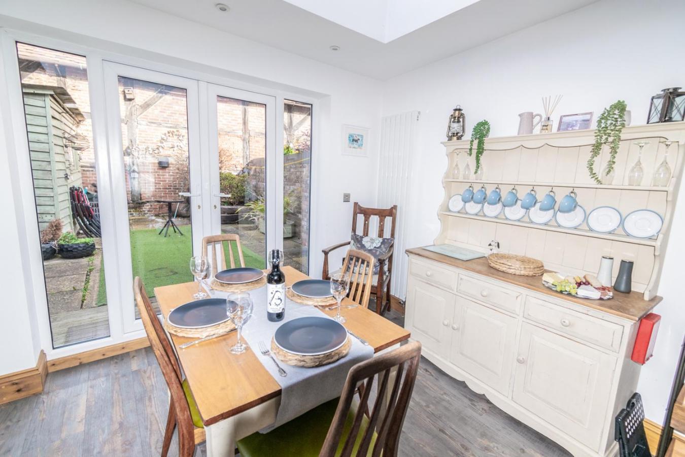 Stylish 2 Bedrooms Cosy & Bright Cottage, Pet Friendly, Sleeps 5, Titchfield Village - Summer Special Offer!! - By Blue Puffin Stays Bagian luar foto
