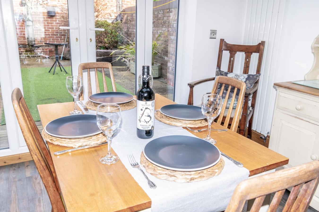 Stylish 2 Bedrooms Cosy & Bright Cottage, Pet Friendly, Sleeps 5, Titchfield Village - Summer Special Offer!! - By Blue Puffin Stays Bagian luar foto
