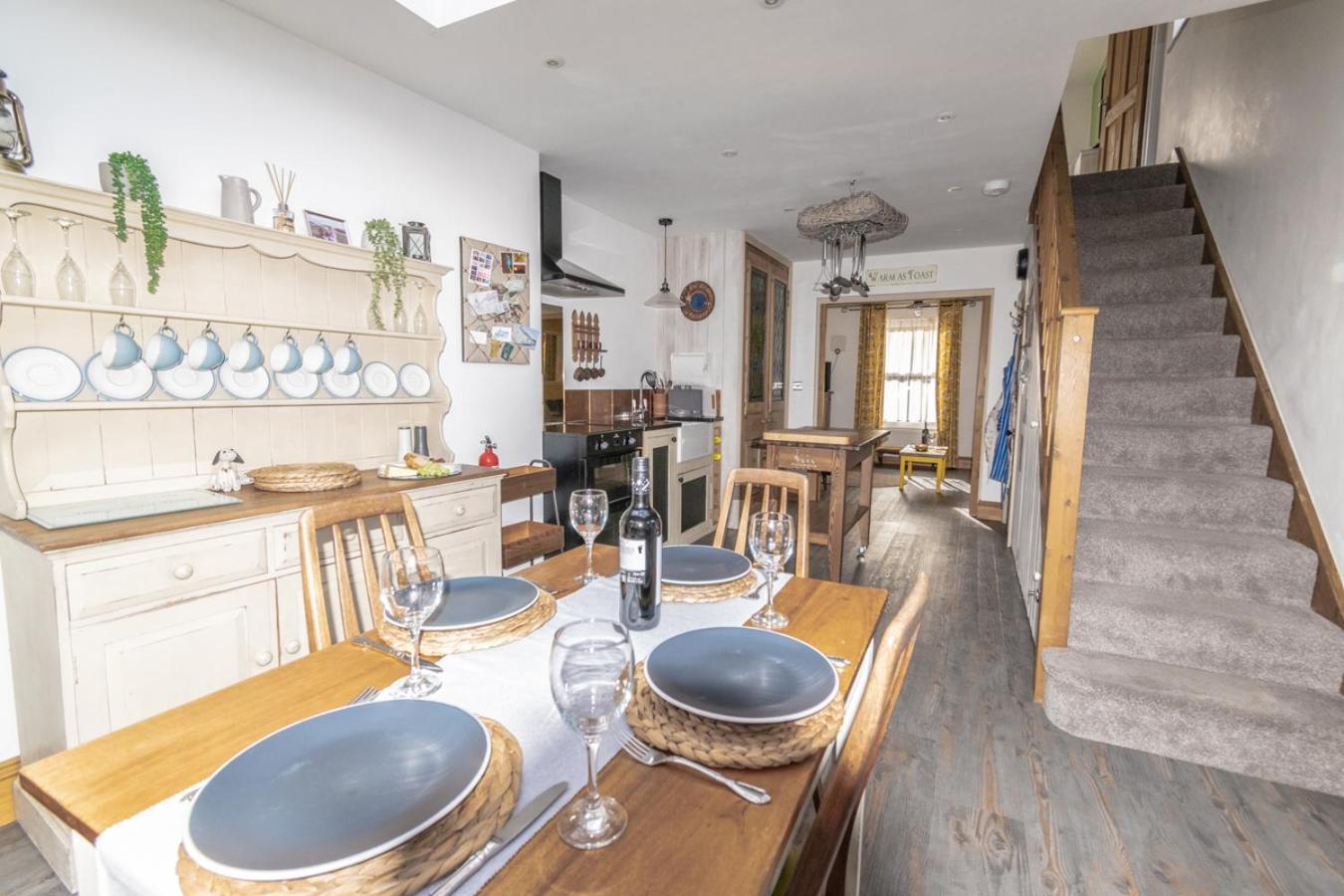 Stylish 2 Bedrooms Cosy & Bright Cottage, Pet Friendly, Sleeps 5, Titchfield Village - Summer Special Offer!! - By Blue Puffin Stays Bagian luar foto