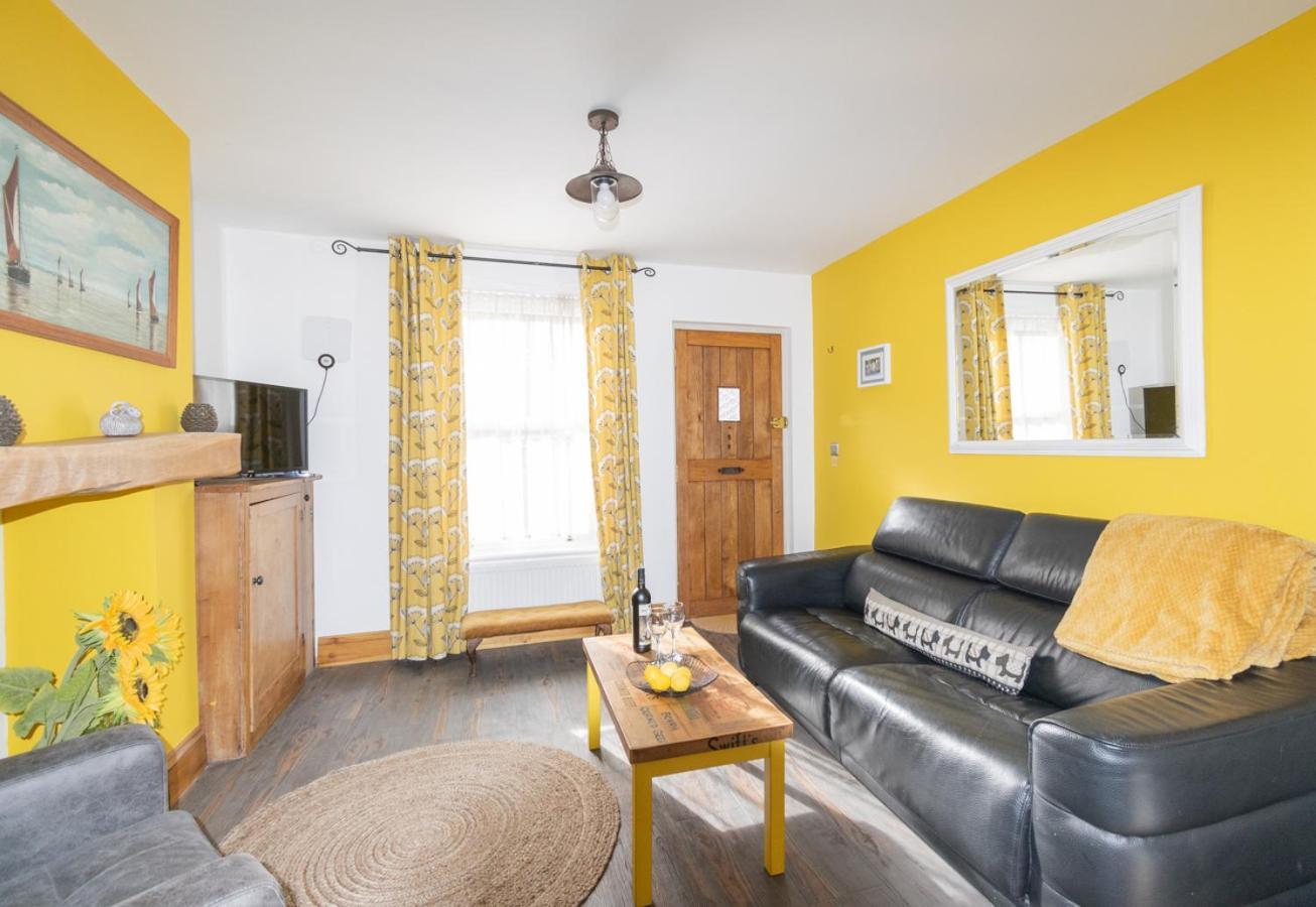 Stylish 2 Bedrooms Cosy & Bright Cottage, Pet Friendly, Sleeps 5, Titchfield Village - Summer Special Offer!! - By Blue Puffin Stays Bagian luar foto