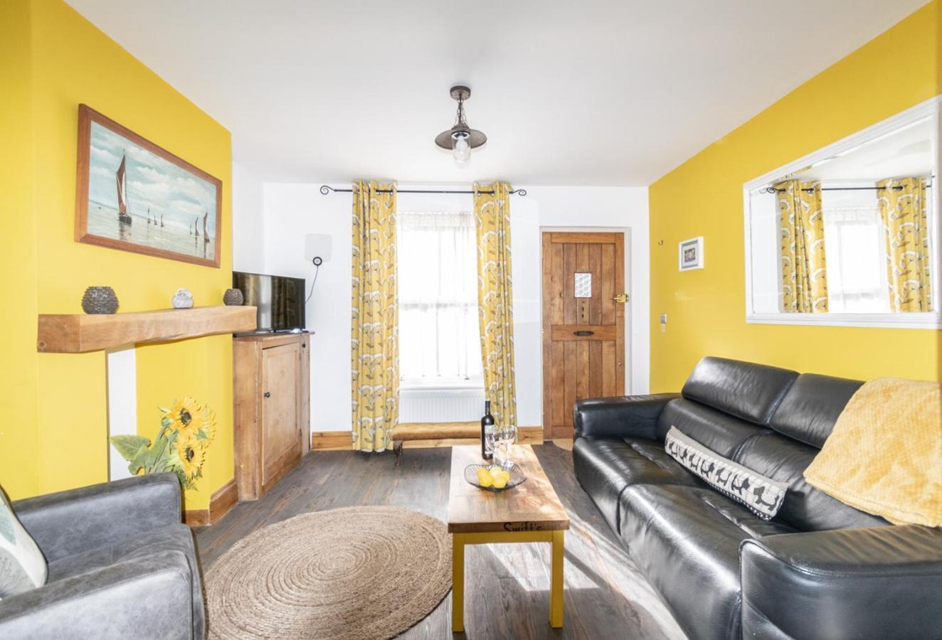Stylish 2 Bedrooms Cosy & Bright Cottage, Pet Friendly, Sleeps 5, Titchfield Village - Summer Special Offer!! - By Blue Puffin Stays Bagian luar foto