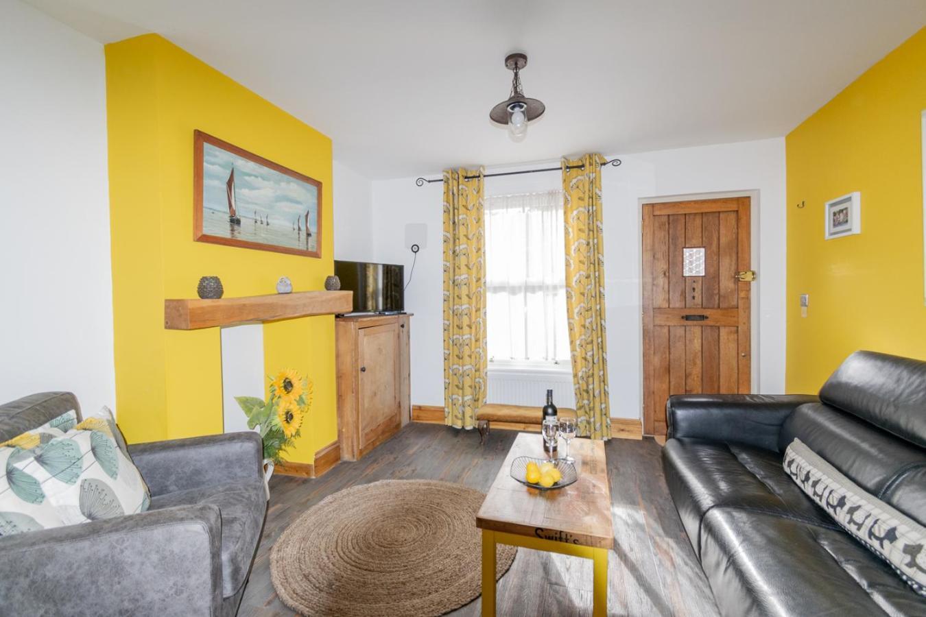 Stylish 2 Bedrooms Cosy & Bright Cottage, Pet Friendly, Sleeps 5, Titchfield Village - Summer Special Offer!! - By Blue Puffin Stays Bagian luar foto