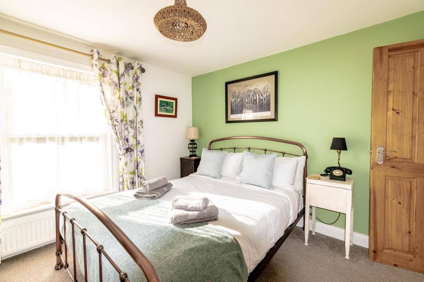 Stylish 2 Bedrooms Cosy & Bright Cottage, Pet Friendly, Sleeps 5, Titchfield Village - Summer Special Offer!! - By Blue Puffin Stays Bagian luar foto