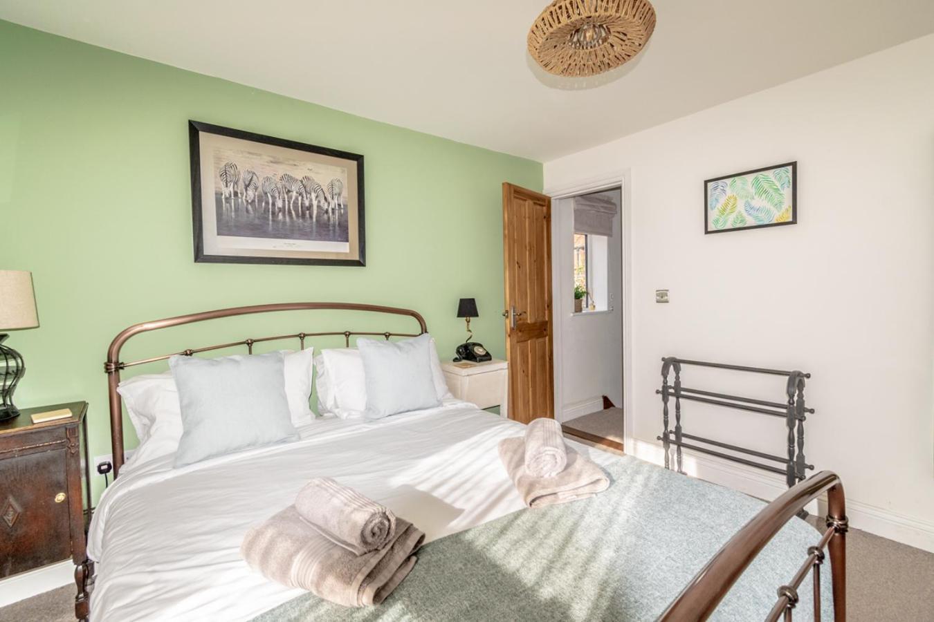 Stylish 2 Bedrooms Cosy & Bright Cottage, Pet Friendly, Sleeps 5, Titchfield Village - Summer Special Offer!! - By Blue Puffin Stays Bagian luar foto